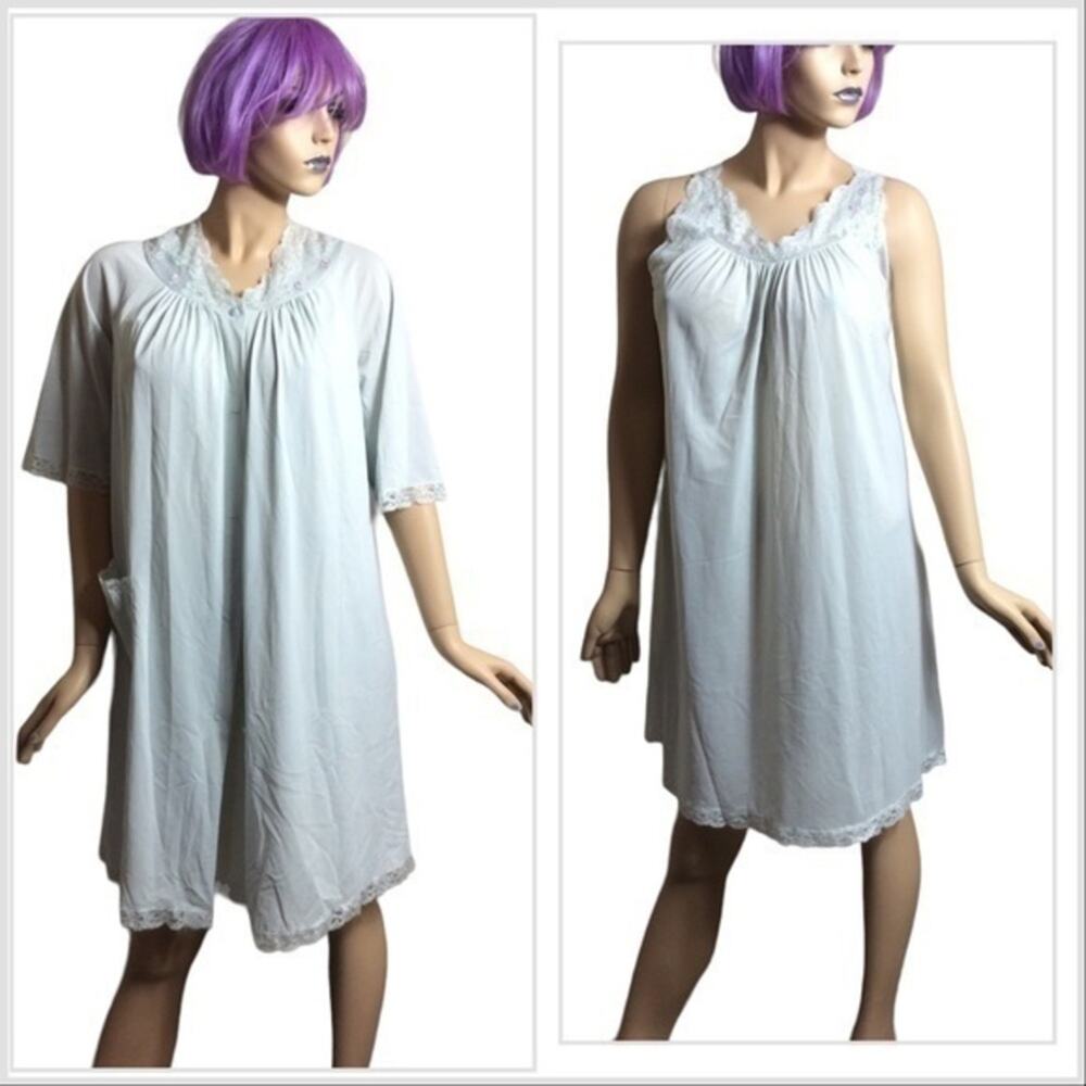 70s Vintage 2 piece nightgown and robe. Blue. Small